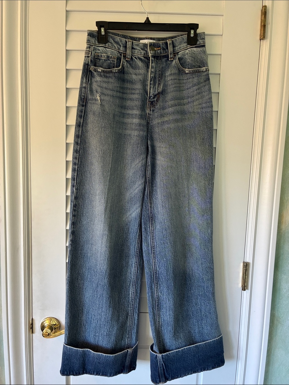 INCREDIBLE STYLE-CHIC-CELLO brand Wide-Leg Hi-Rise Jeans in Lt. Blue Wash w/CUFF